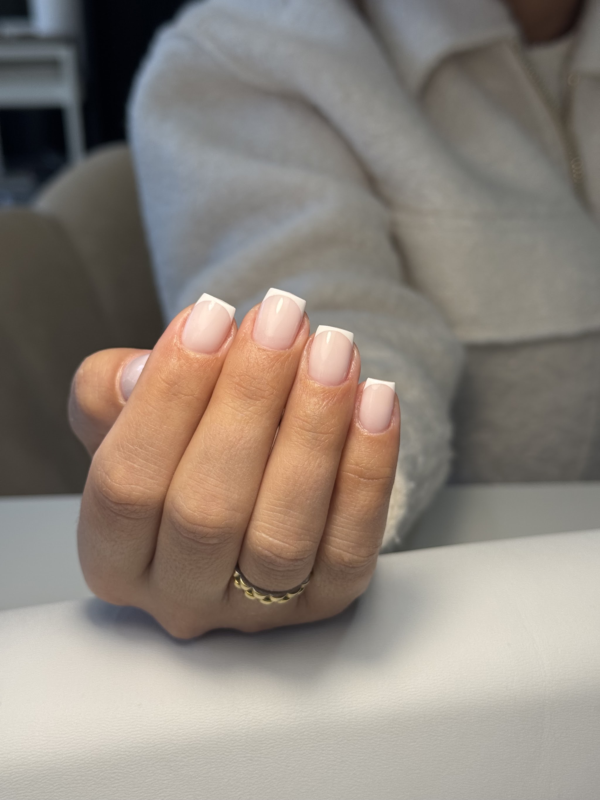 Korte vierkante nagels met witte french tips, in de salon